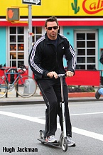 Хью Джекман в спортивном костюме на самокате Xootr MG Black